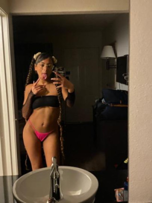 Slim thick lightskin mami, pretty, petite, everything sweet