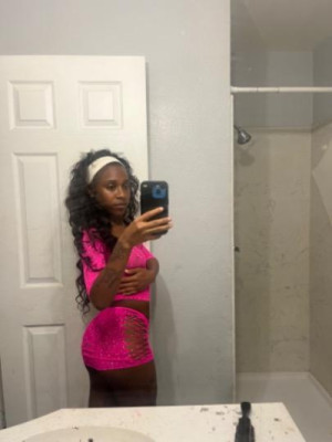 fun size petite hottie in town💋🍫