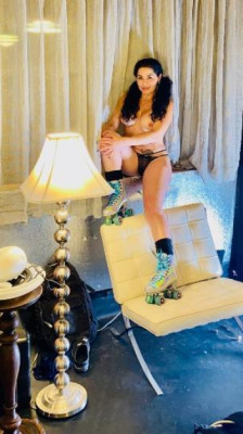 sexy cougar looking to party and play! 🥳❄🌬💨