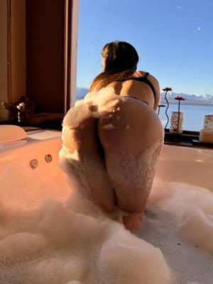 Wet Latina fountain squirter looking for a fuck buddy