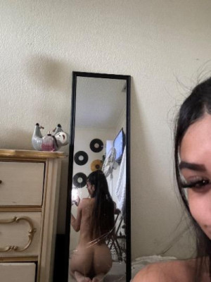 Young Petite Sexy Foreign Woman😍🥰😘