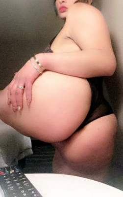 bootylicious baddie with huge titties